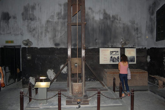 hoa lo prison in hanoi guillotine